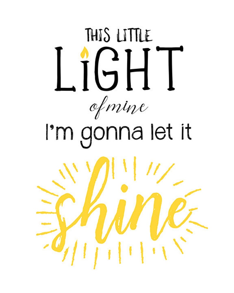 Pu&ograve; includere: Su sfondo bianco, testo nero: &laquo; THIS LITTLE LIGHT of mine I'm gonna let it shine &raquo;. La parola &laquo; LIGHT &raquo; ha una fiamma gialla sopra, e la parola &laquo; shine &raquo; &egrave; gialla con raggi di sole.