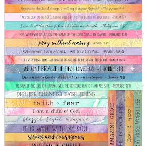 Op de afbeelding: Een kleurrijke print met inspirerende citaten en bijbelteksten. De achtergrond is een aquarel in roze, blauw, groen, geel en paars. De tekst is in zwart en wit. De citaten omvatten "Jezus Christus is dezelfde gisteren, vandaag en voor altijd", "Richt uw gedachten op de dingen die boven zijn, niet op de dingen die op aarde zijn", "Verheugt u altijd in de Heer", "Verheug u in de Heer", "Ik kan alles door Christus, die mij kracht geeft", "Want een ieder die de naam des Heren aanroept, zal zalig worden", "Bidt zonder ophouden", "Wanneer ik bang ben, vertrouw ik op U", "Alles wat adem heeft, looft de Heer", "Wij liefhebben, omdat Hij ons eerst liefhad", "Nader tot God, en Hij zal tot u naderen", "De naam des Heren is een sterke toren", "Gebed verandert alles", "Geloof > Angst", "Ik ben een kind van God", "Gesegend boven alle maat", "Het is goed met mijn ziel", "Sterk en moedig", "Geworteld in Christus", "Gered door genade".