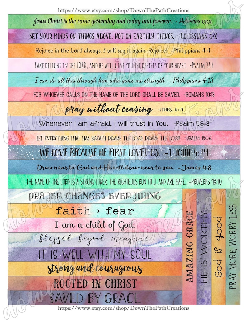 Op de afbeelding: Een kleurrijke print met inspirerende citaten en bijbelteksten. De achtergrond is een aquarel in roze, blauw, groen, geel en paars. De tekst is in zwart en wit. De citaten omvatten "Jezus Christus is dezelfde gisteren, vandaag en voor altijd", "Richt uw gedachten op de dingen die boven zijn, niet op de dingen die op aarde zijn", "Verheugt u altijd in de Heer", "Verheug u in de Heer", "Ik kan alles door Christus, die mij kracht geeft", "Want een ieder die de naam des Heren aanroept, zal zalig worden", "Bidt zonder ophouden", "Wanneer ik bang ben, vertrouw ik op U", "Alles wat adem heeft, looft de Heer", "Wij liefhebben, omdat Hij ons eerst liefhad", "Nader tot God, en Hij zal tot u naderen", "De naam des Heren is een sterke toren", "Gebed verandert alles", "Geloof > Angst", "Ik ben een kind van God", "Gesegend boven alle maat", "Het is goed met mijn ziel", "Sterk en moedig", "Geworteld in Christus", "Gered door genade".