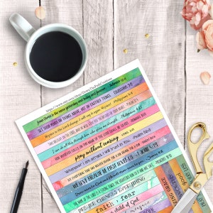 Op de afbeelding: Een kleurrijk, printbaar vel met inspirerende bijbelteksten en citaten. De verzen zijn gedrukt op een regenboogachtergrond met aquarel-accenten. De tekst bevat zinnen als "Richt je gedachten op de dingen die boven zijn", "Bid zonder ophouden" en "We houden van omdat Hij ons eerst liefhad".
