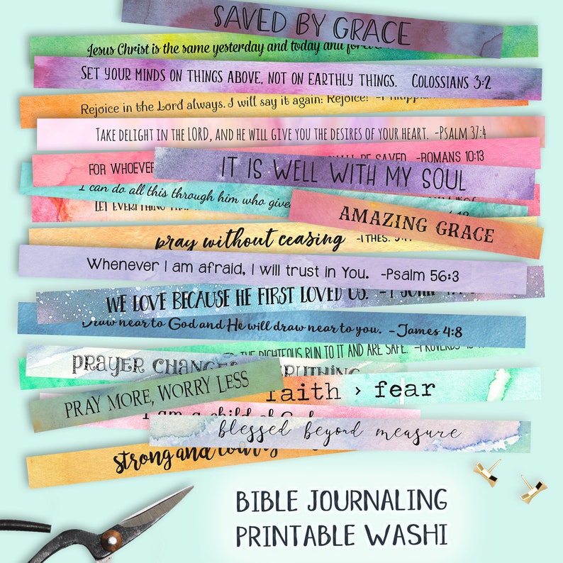 Op de afbeelding: Kleurrijke washi tape strips met inspirerende Bijbelteksten erop gedrukt. De strips zijn in een stapel gerangschikt met de woorden "Bible Journaling Printable Washi" onderaan.