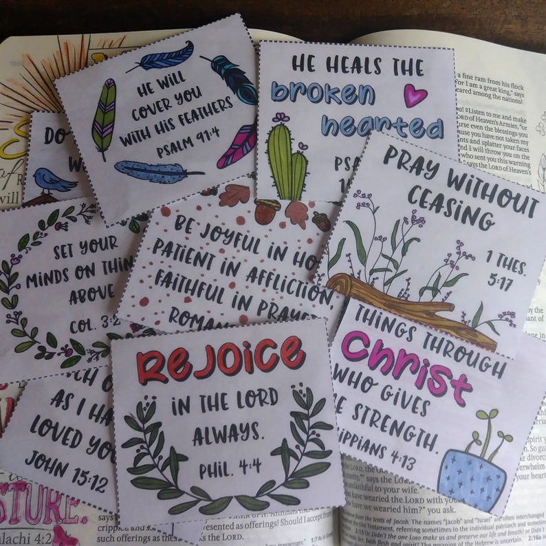 Pu&ograve; includere: Un set di carte colorate con citazioni ispiratrici e versetti biblici. Ogni carta presenta un design diverso con fiori, piante e altri elementi ispirati alla natura. Le carte includono versetti come "Ti coprir&agrave; con le sue piume", "Rallegrati sempre nel Signore" e "Prega senza sosta".