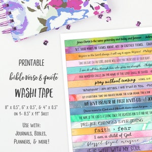 Op de afbeelding: Printbare washi tape met bijbelteksten en citaten. De tape is 8 inch bij 0,5 inch, 6 inch bij 0,5 inch en 4 inch bij 0,5 inch. De tape is gedrukt op vellen van 8,5 inch bij 11 inch. De tape is ontworpen om te gebruiken met dagboeken, bijbels, planners en meer.