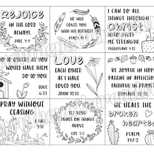 Pu&ograve; includere: Pagina da colorare stampabile in bianco e nero con nove quadrati che presentano versetti biblici ispiratori e disegni floreali. I versetti includono "Rallegratevi sempre nel Signore", "Amatevi gli uni gli altri come io ho amato voi", "Posso tutto in Cristo che mi fortifica", "Fate agli altri quello che vorreste che gli altri facessero a voi", "Siate sempre lieti nel Signore. Ancora una volta, ditelo: siate lieti", "Pregate senza stancarvi", "Egli ti coprir&agrave; con le sue ali", "Abbiate il cuore rivolto alle cose di lass&ugrave;", e "Egli guarisce i cuori spezzati".