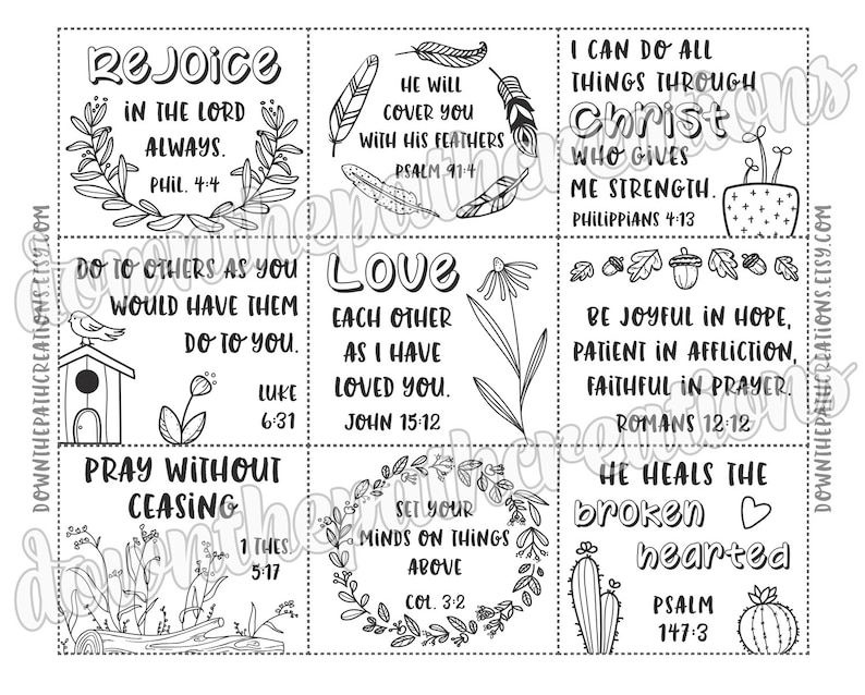 Pu&ograve; includere: Pagina da colorare stampabile in bianco e nero con nove quadrati che presentano versetti biblici ispiratori e disegni floreali. I versetti includono "Rallegratevi sempre nel Signore", "Amatevi gli uni gli altri come io ho amato voi", "Posso tutto in Cristo che mi fortifica", "Fate agli altri quello che vorreste che gli altri facessero a voi", "Siate sempre lieti nel Signore. Ancora una volta, ditelo: siate lieti", "Pregate senza stancarvi", "Egli ti coprir&agrave; con le sue ali", "Abbiate il cuore rivolto alle cose di lass&ugrave;", e "Egli guarisce i cuori spezzati".