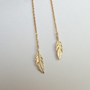 Dainty feathers threader earrings,Feathers gold earrings,Gold plated 750 earrings,feather chain of through ears