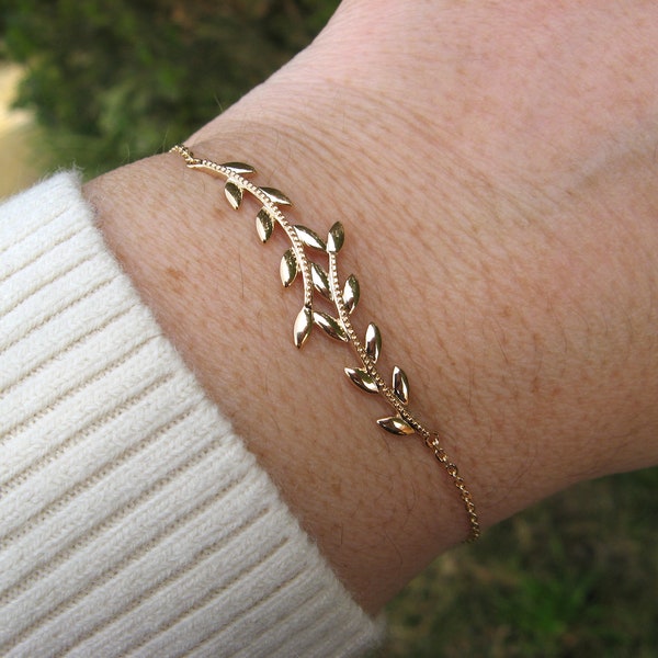 Dainty Laurel bracelet, Leaves gold bracelet, Gold plated 750 bracelet, Leaf bracelet, nature bracelet, leaves charm bracelet, gift for her