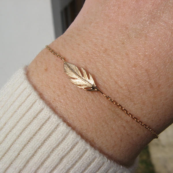 Dainty feather bracelet, 18 karat gold plated feather bracelet, small feather bracelet, Gold plated 750 bracelet, gift for her