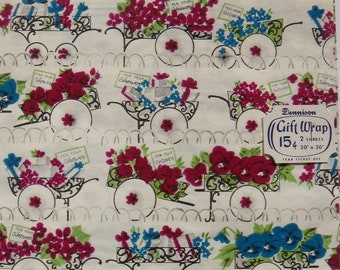 Könnte beinhalten: Vintage Geschenkpapier mit einem sich wiederholenden Muster aus Blumensträußen in Rosa-, Blau- und Grüntönen, die in verzierten Wagen mit dem Text "For Your Pleasure" auf jedem Wagen angeordnet sind. Das Papier ist mit "Dominion Gift Wrap 15¢ 2 sheets 20" x 30" from Licorice Bar" beschriftet.