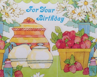 Könnte beinhalten: Eine Geburtstagskarte mit einer bunten Illustration eines Blumenarrangements, einer Keramikkanne, einer Keramikschale und einem Korb mit Erdbeeren. Die Karte lautet "Zum Geburtstag".