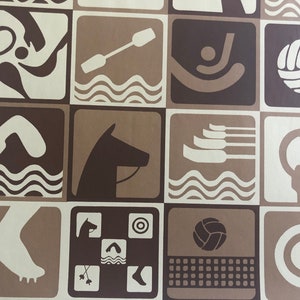 Puede incluir: Un fondo de azulejos marrones y blancos con varios iconos de deportes. Los iconos incluyen un nadador, un caballo, un remero, un jugador de voleibol, un gimnasta, un jugador de baloncesto, un futbolista y un objetivo.