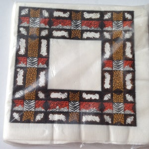 Pode incluir: Guardanapos de papel branco com uma borda de desenhos de estampa animal em marrom, preto, branco e vermelho. Os desenhos incluem listras de zebra, manchas de leopardo e manchas de chita.