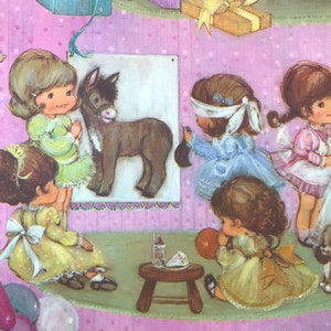 Könnte beinhalten: Eine Gruppe von Mädchen in bunten Kleidern spielt auf einer Geburtstagsfeier das Spiel "Pin the Tail on the Donkey". Auf dem Tisch steht ein Kuchen und im Hintergrund sind Ballons zu sehen.