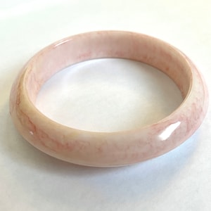 Vintage Lucite Bangle Bracelet Pink Peachy Stone color