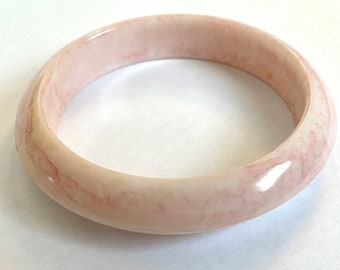 Vintage Lucite Bangle Bracelet Pink Peachy Stone color