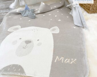 Kuscheldecke personalisiert mit Name bestickt grau weiss  mit Eisbär - sand