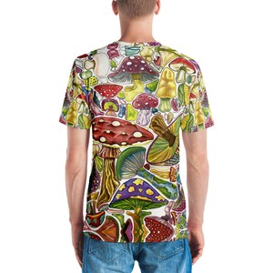 K&ouml;nnte beinhalten: Ein wei&szlig;es T-Shirt mit einem bunten Allover-Druck aus verschiedenen Pilzen in unterschiedlichen Formen, Gr&ouml;&szlig;en und Farben.