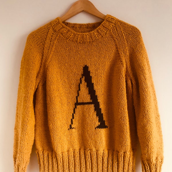 Patrón de tejido de suéter con letra A, hilo de peso grueso/voluminoso.