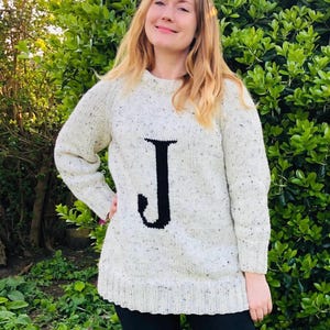 Modèle de tricot de pull lettre J, tailles moyen, petit et grand, fil épais/volumineux