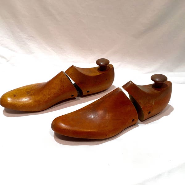 Set of wooden shoe forms, Shoe trees, Oxford shoe forms, Wingtip shoe forms, Advanced shoe trees, Antique shoe forms, Wooden shoe lasts