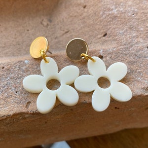 Mod Cream Flower Daisy Earrings • White Flower Earrings • Retro Inspired Earrings • Gold Earrings • Cute Earrings