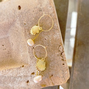 Shell and Freshwater Pearl Hoop Earrings, Gold Earrings, Shell Earrings, Boho Earrings, Shell Jewelry, Pearl Earrings afbeelding 3