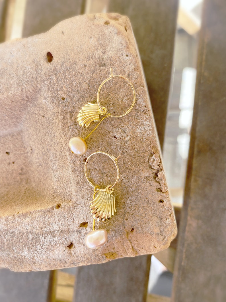 Shell and Freshwater Pearl Hoop Earrings, Gold Earrings, Shell Earrings, Boho Earrings, Shell Jewelry, Pearl Earrings afbeelding 3