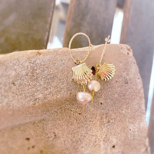 Shell and Freshwater Pearl Hoop Earrings, Gold Earrings, Shell Earrings, Boho Earrings, Shell Jewelry, Pearl Earrings afbeelding 4