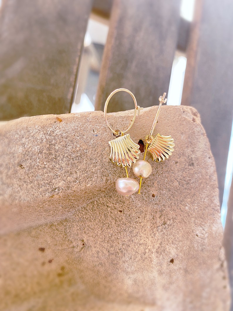 Shell and Freshwater Pearl Hoop Earrings, Gold Earrings, Shell Earrings, Boho Earrings, Shell Jewelry, Pearl Earrings afbeelding 4