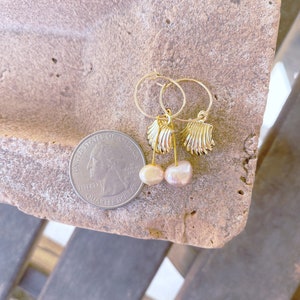 Shell and Freshwater Pearl Hoop Earrings, Gold Earrings, Shell Earrings, Boho Earrings, Shell Jewelry, Pearl Earrings afbeelding 2