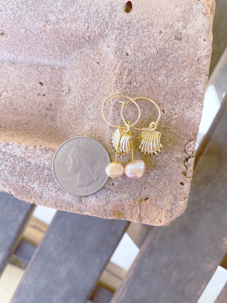 Shell and Freshwater Pearl Hoop Earrings, Gold Earrings, Shell Earrings, Boho Earrings, Shell Jewelry, Pearl Earrings afbeelding 2