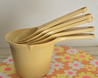 5 Yellow Foley Measuring Cups, Complete Set, Vintage Kitchenware