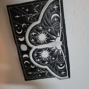 Cartera pequeña de bruja elemental gótica con cierre magnético a presión, bordado de vinilo blanco y negro, de cuero vegano, estilo gótico, con luna y sol.