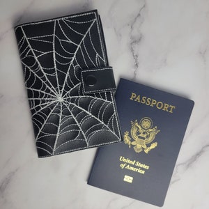 Estuche para pasaporte o mini libreta que brilla en la oscuridad, telaraña, araña, accesorios góticos, araña de Halloween, regalo de Navidad, resplandor, gótico alternativo
