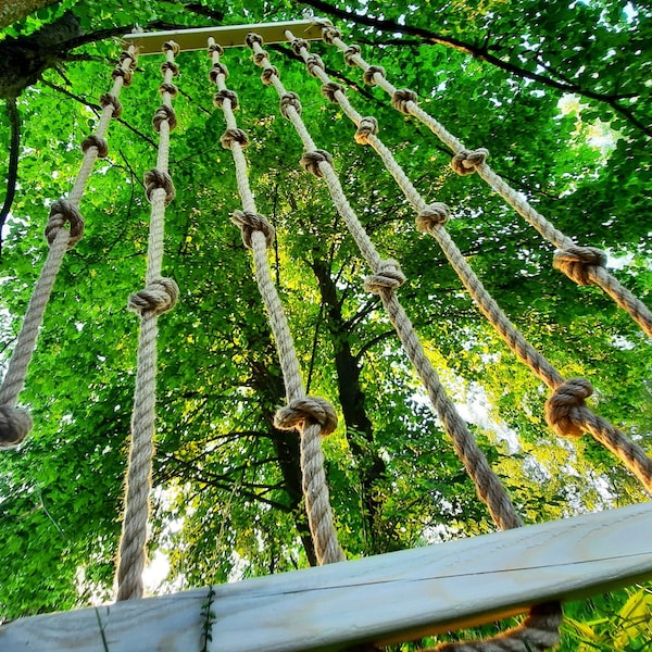 Kletterseilwand, Reihe von Kletterseilen mit Knoten