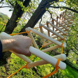 Driehoeksladder voor buiten en binnen klimmen voor kinderen en volwassenen, ideaal voor speeltuinen en hindernisbanen.