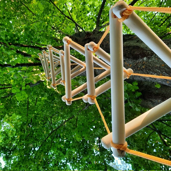 Échelle triangulaire pour grimper à l'extérieur et à l'intérieur pour les enfants et les adultes, idéale pour les terrains de jeux et les parcours d'obstacles.