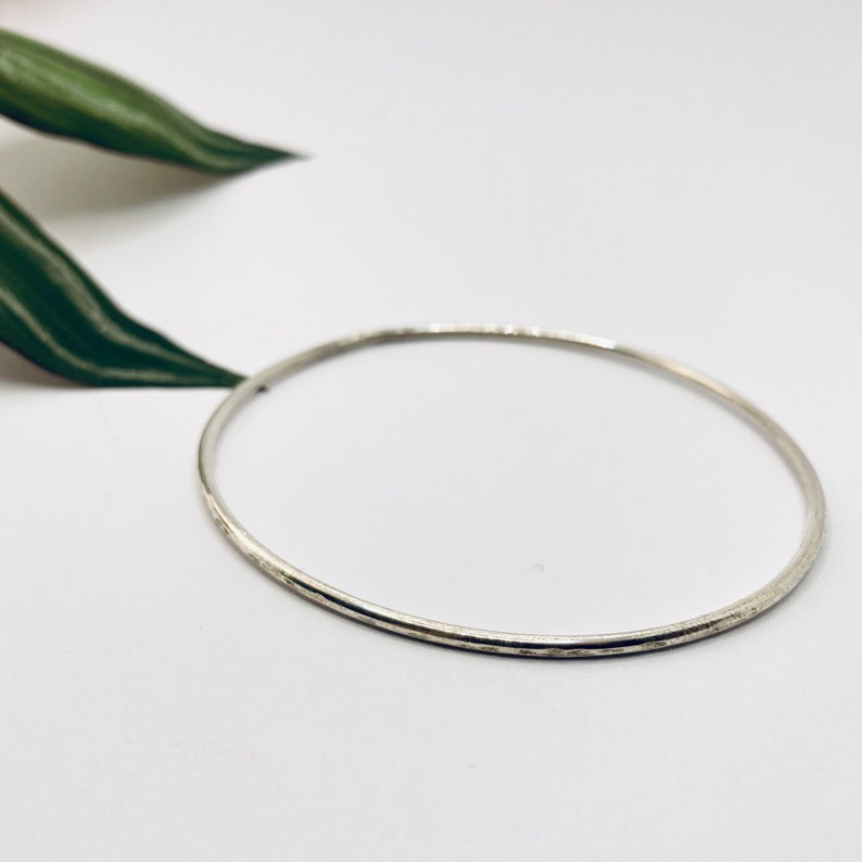 Bangle bracelet in sterling Super-cheap silver with Deluxe a effect hammered