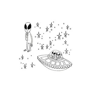 Puede incluir: Una ilustración en blanco y negro de tres extraterrestres. Un extraterrestre está de pie y mirando hacia el cielo. Los otros dos extraterrestres están en un platillo volante. El platillo volante está rodeado de estrellas.