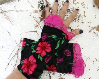 Gants de velours fingerless rose noir, réchauffeurs roses de bras de femme de velours de fleurs, dentelle rose, mode hippie de boho, accessoires d’hiver, cadeau de femme