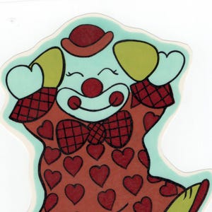 Puede incluir: Ilustración de un payaso caprichoso con un fondo azul claro. El payaso lleva un atuendo rojo con patrones de corazones, una pajarita a cuadros y un sombrero pequeño. La cara del payaso tiene una expresión sonriente con nariz y mejillas rojas.