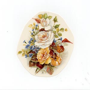 Könnte beinhalten: Ein Blumendesign mit weißen und gelben Rosen, blauen Wildblumen und grünen Blättern. Die Anordnung ist auf einer cremefarbenen, unregelmäßig geformten Oberfläche gemalt. Die Rosen haben detaillierte Schattierungen, im Vintage-Stil.