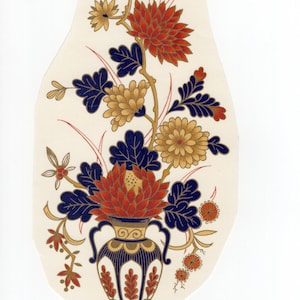 Peut inclure: Illustration florale avec un vase rempli de fleurs stylisées. Les fleurs sont principalement rouges et dorées, avec des feuilles et des tiges bleu foncé. Le vase est bleu foncé avec des accents dorés, sur fond blanc cassé.