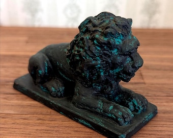 León guardián en miniatura para casa de muñecas de Lawbre Company