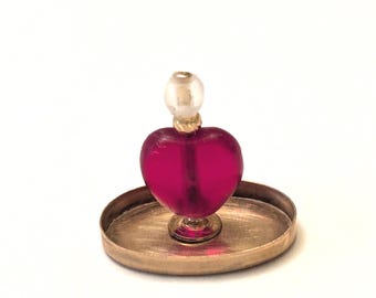 Botella de perfume en forma de corazón rojo en miniatura para casa de muñecas con bandeja de latón vintage