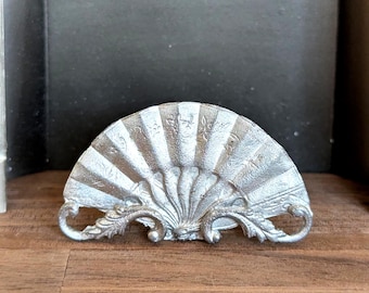 Pantalla de chimenea miniatura vintage plateada con forma de abanico para casa de muñecas