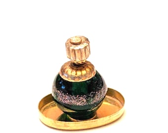 Decantador verde y dorado en miniatura para casa de muñecas con bandeja