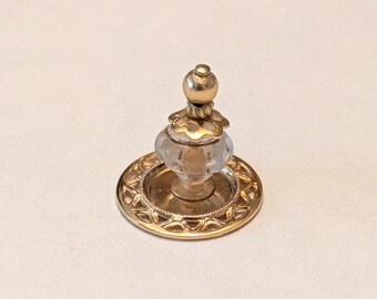 Frasco de perfume en miniatura para casa de muñecas, ornamentado, sobre bandeja redonda