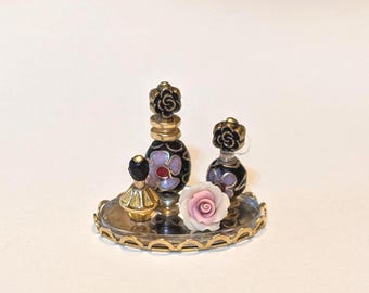 Botellas de perfume de lampwork negro en miniatura para casa de muñecas con bandeja