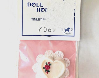 Pastel miniatura en forma de corazón con flor para casa de muñecas, de Doll House Shoppe.